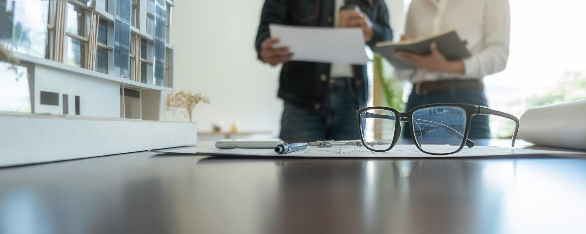 Birou de agenție imobiliară, discuție cu client